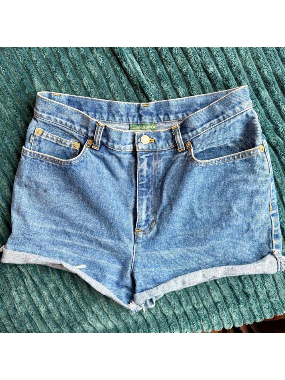 Vtg Ralph Lauren blue medium wash high-waisted denim shorts. Size 10